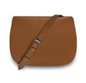 Notre Besace SaVine, en quête de praticité et de style minimaliste dans sa version en cuir cognac, liseré jaune